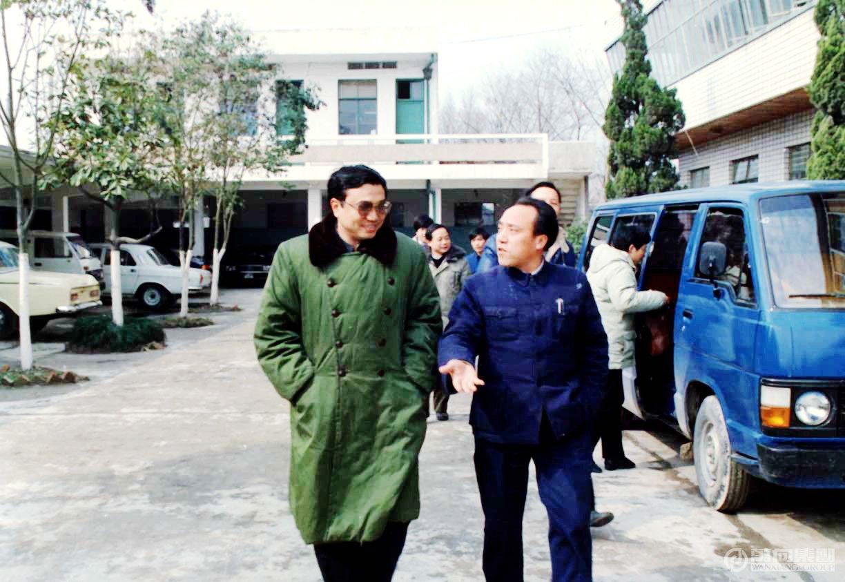 1988年1月31日， 团中央书记处书记李克强到我厂视察，鲁冠球陪同参观生产车间。.jpg