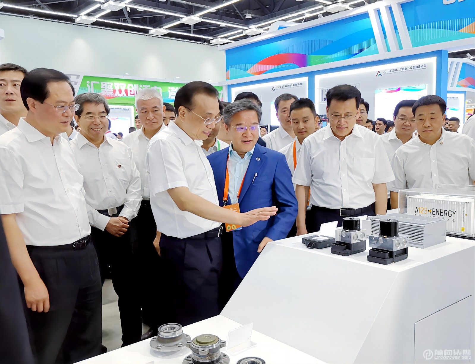2019年6月13日，中央政治局常委，国务院总理李克强出席在杭州举行的双创周活动时，在万向展台听取了鲁伟鼎董事长的介绍。(1).jpg